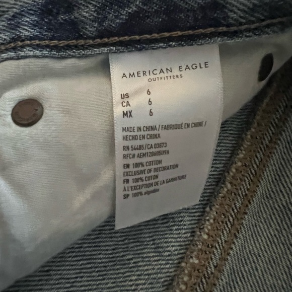 American Eagle Highest Waist 90s Boyfriend Short- Light Wash, Distressed. Size 6 - Picture 4 of 4
